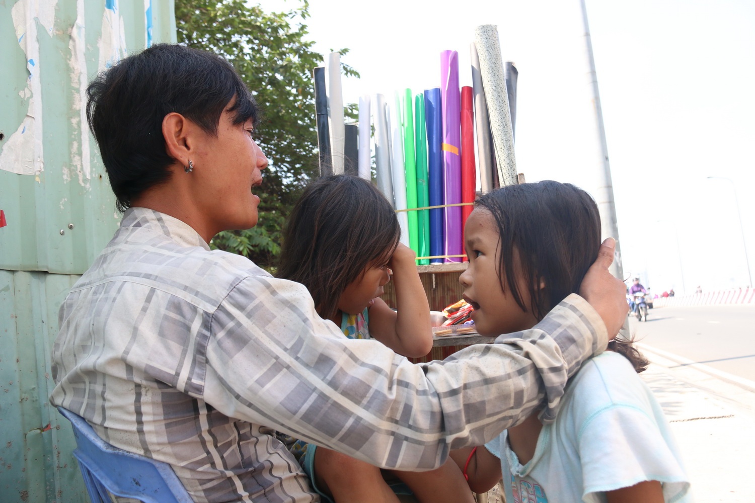 Anh Tấn  và hai cô con gái tên Huyền và Thoại.