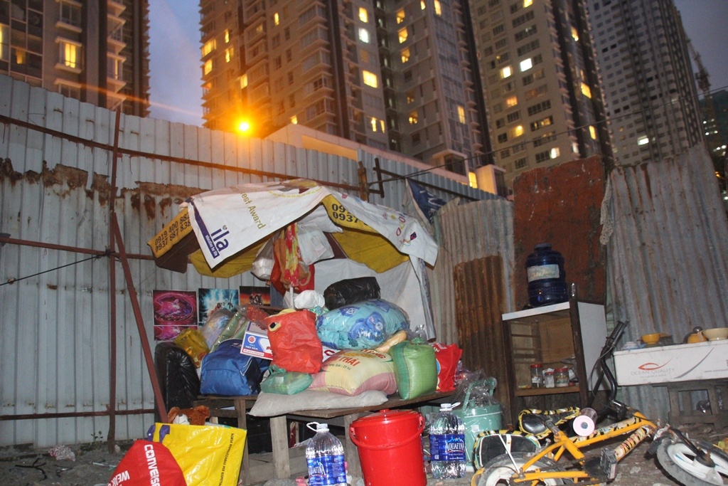 Chiếc dù, được anh Tuấn quây lại thành nơi trú mưa giờ chứa rất nhiều quà tặng.