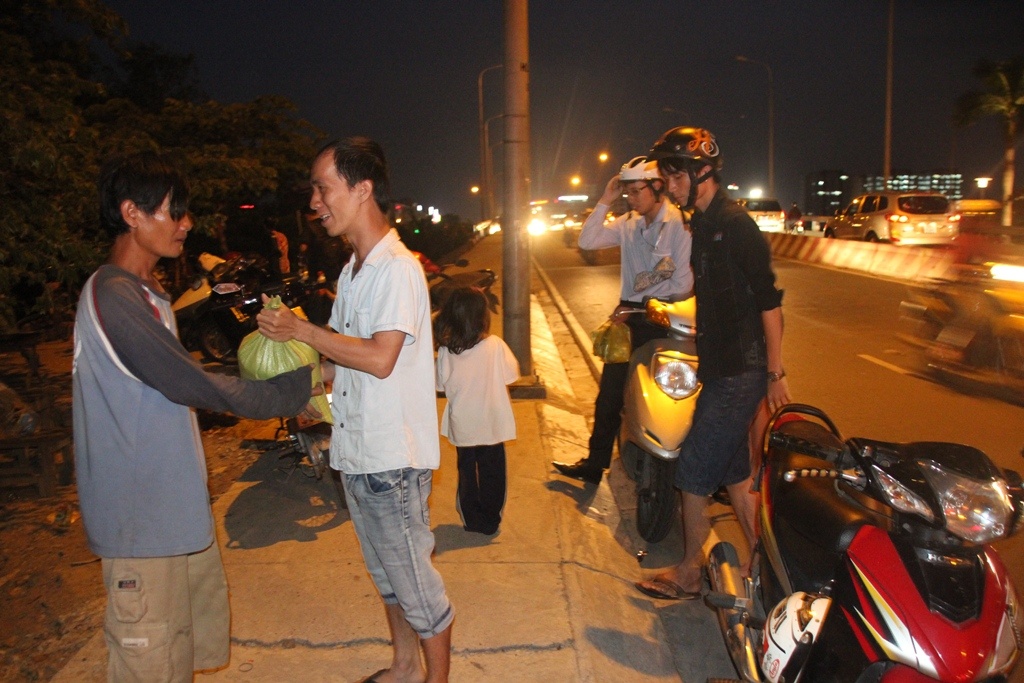 Dan mang tap nap den giup do bo con o tup leu truoc cao oc hinh anh