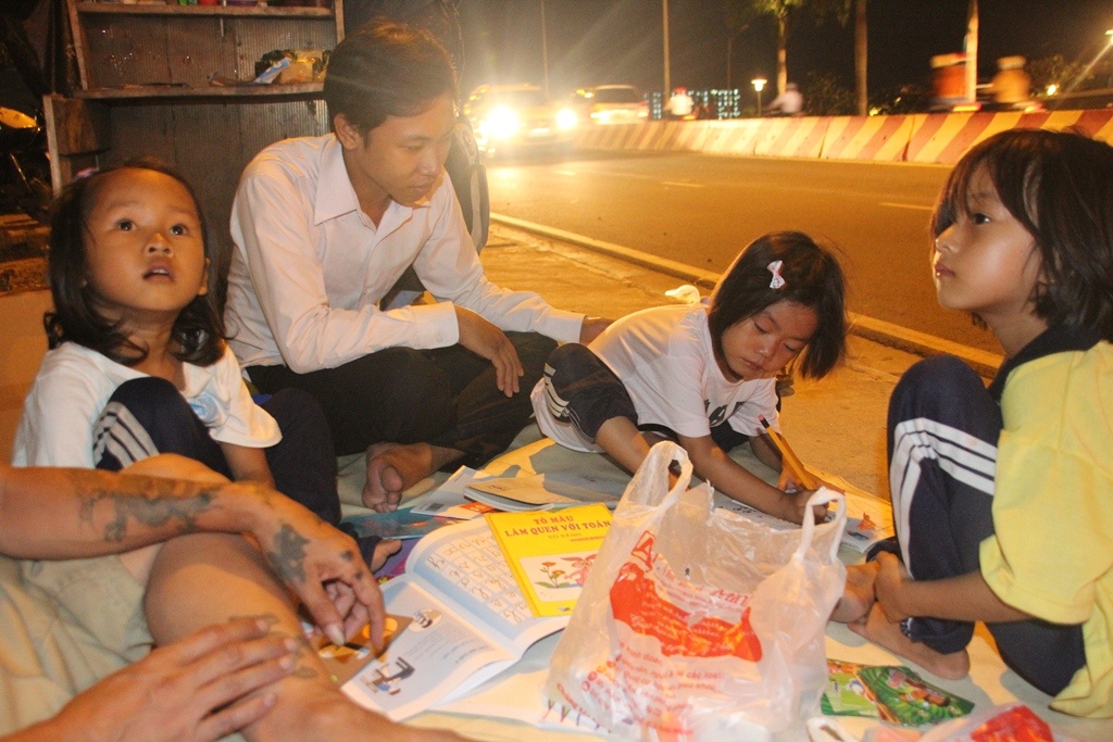 Bạn Mai Cương Quyết thăm hỏi hoàn cảnh gia đình