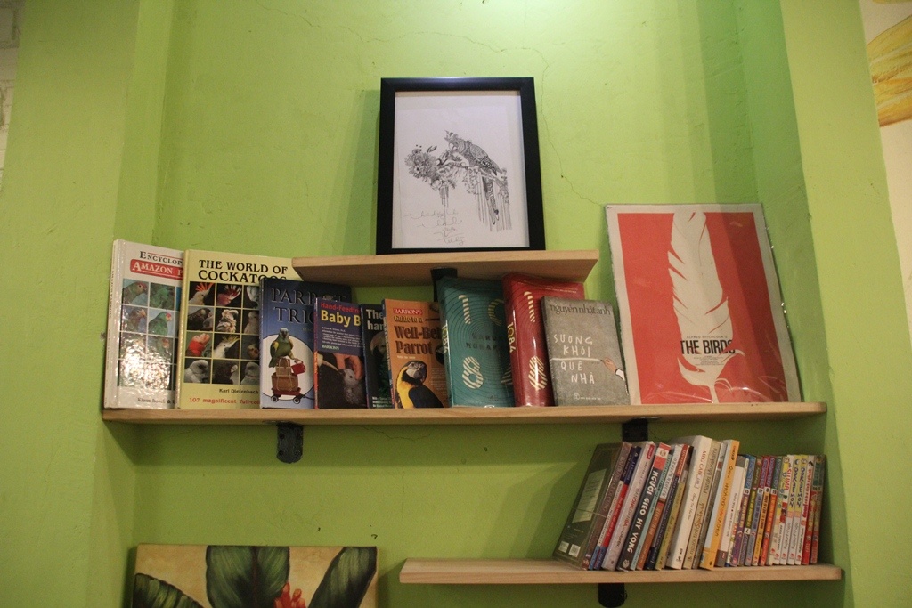 Ngoài ra còn có một kệ sách nhỏ, chủ yếu là sách nói về vẹt và các loài chim khác.