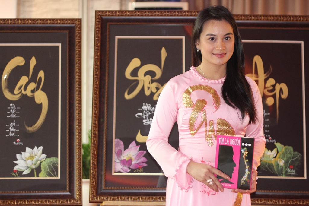 Doanh nhân trẻ Trần Bích Vân bên tác phẩm đầu tay của mình.