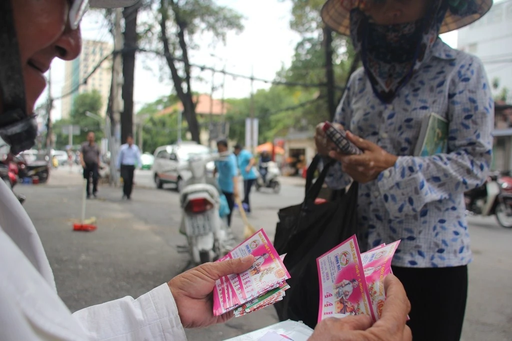 Ông có thói quen mỗi ngày mua 5 tờ vé số. Ngoài ra, ông còn thích xem hài Hoài Linh, hát karaoke, nhảy điệu disco và cha cha cha.