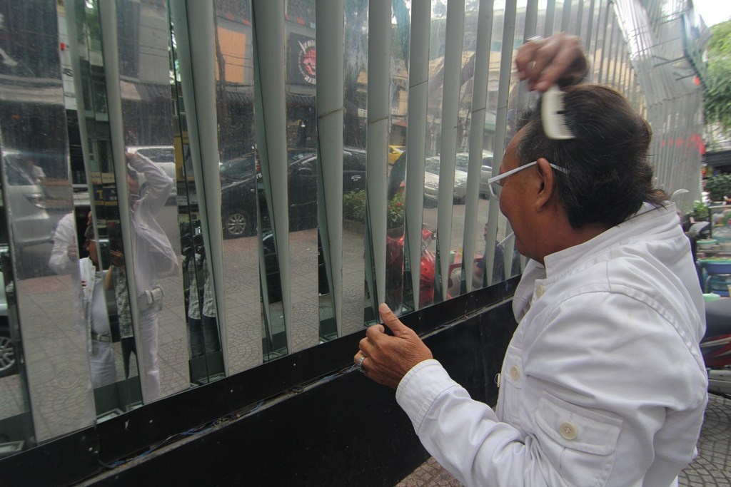 Ông khá quan tâm đến ngoại hình vì đây là điểm nổi bật của mình nên lúc nào cũng mang theo chiếc lược nhỏ màu trắng để chải tóc.