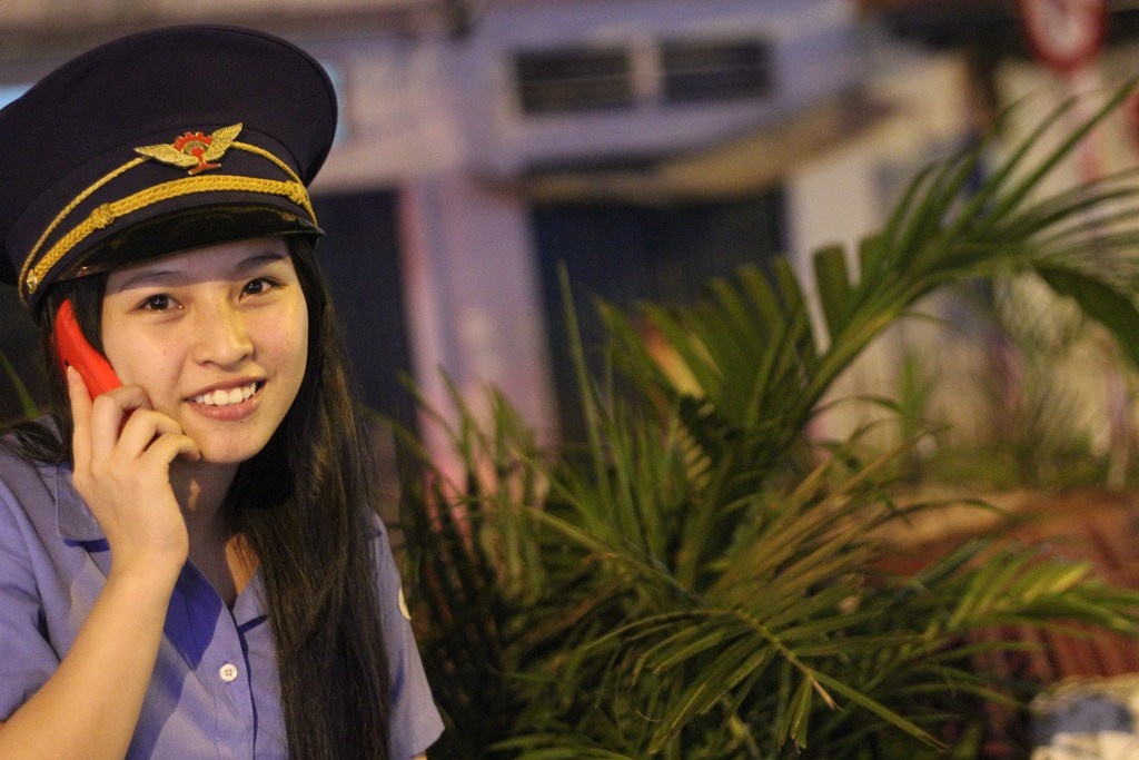 Co gai 19 tuoi de thuong gac chan tau trong dem hinh anh