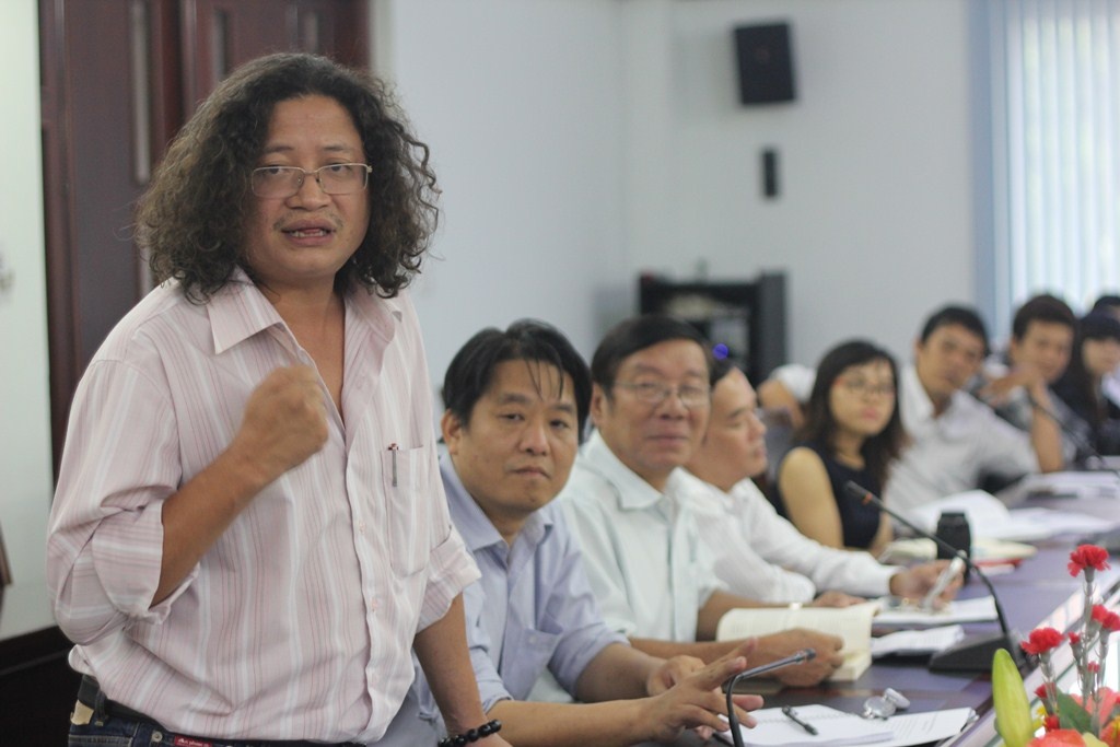 Ông Nguyễn Minh Nhựt, giám đốc NXB Trẻ trình bày ý kiến tại buổi tọa đàm.