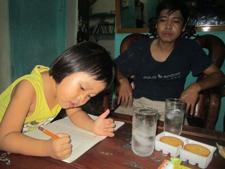 Co be 2 tuoi biet doc, 3 tuoi biet lam toan o Thanh Hoa hinh anh