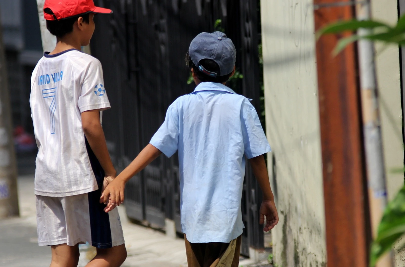 Cuộc sống cực khổ càng làm cho mấy anh em thêm yêu thương nhau hơn.