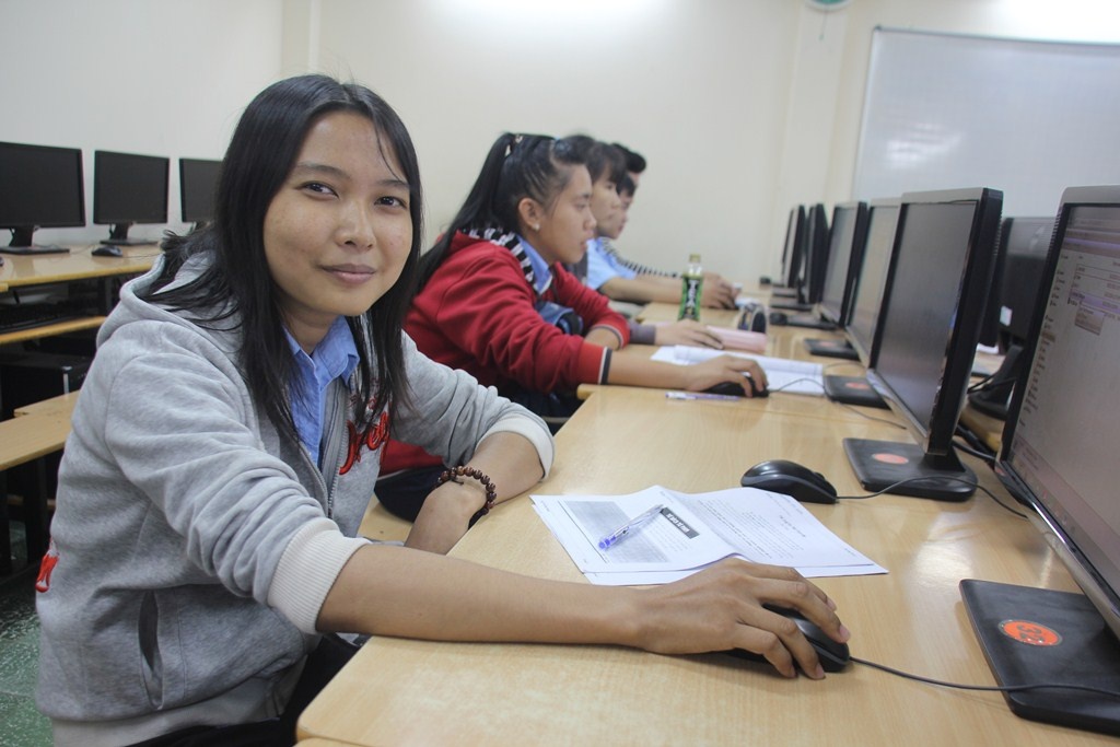 Tuyết Loan trong giờ học công nghệ thông tin.