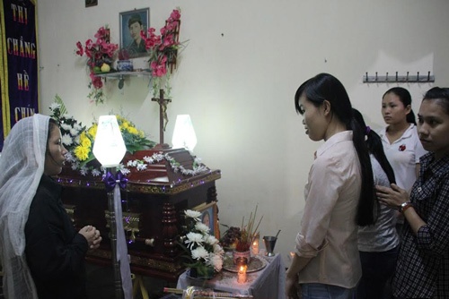 Đám tang nạn nhân vụ cài mìn trong gói quà 20/11. Ảnh: Vietnamnet.