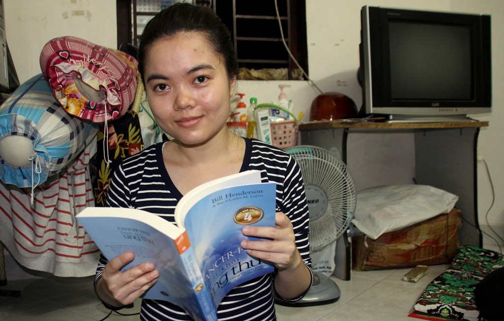 Hiền nhận đươc nhiều sách của bạn bè xa lạ gửi tặng. Cô dành nhiều thời gian để đọc như là một cách quên đi bệnh tật.