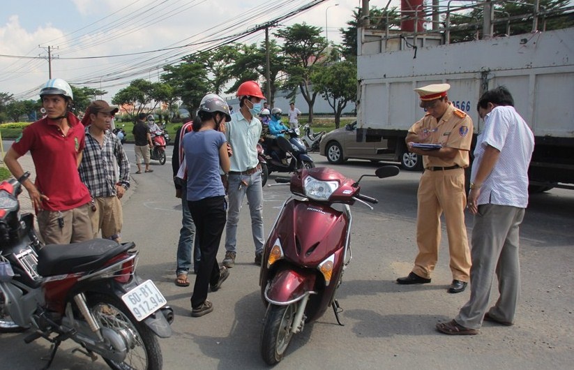 Lực lượng công an tiến hành khám nghiệm hiện trường.