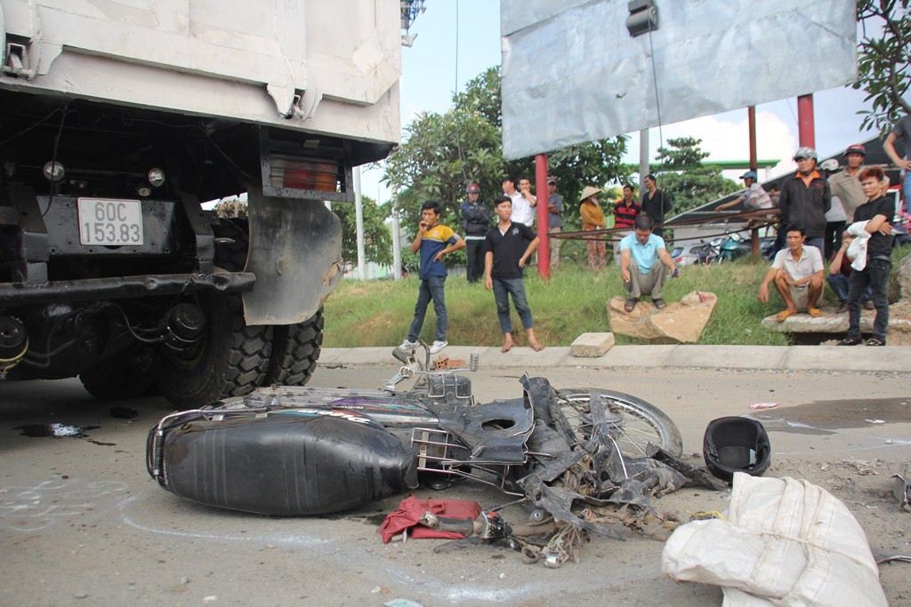Giat minh vi tieng coi, mot phu nu bi xe ben can tu vong hinh anh