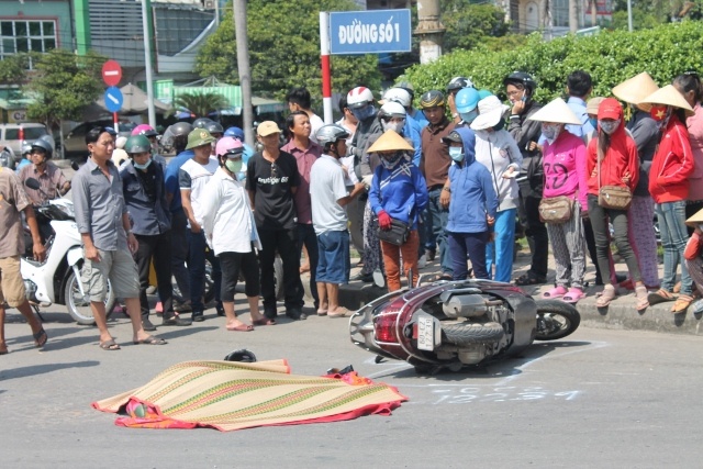 Nguoi phu nu bi xe ben can tu vong tai cho hinh anh
