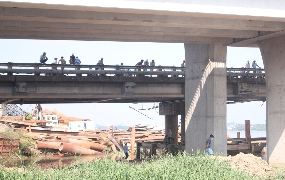 Thi the troi tren song, trong nguoi co la thu viet ve vo hinh anh