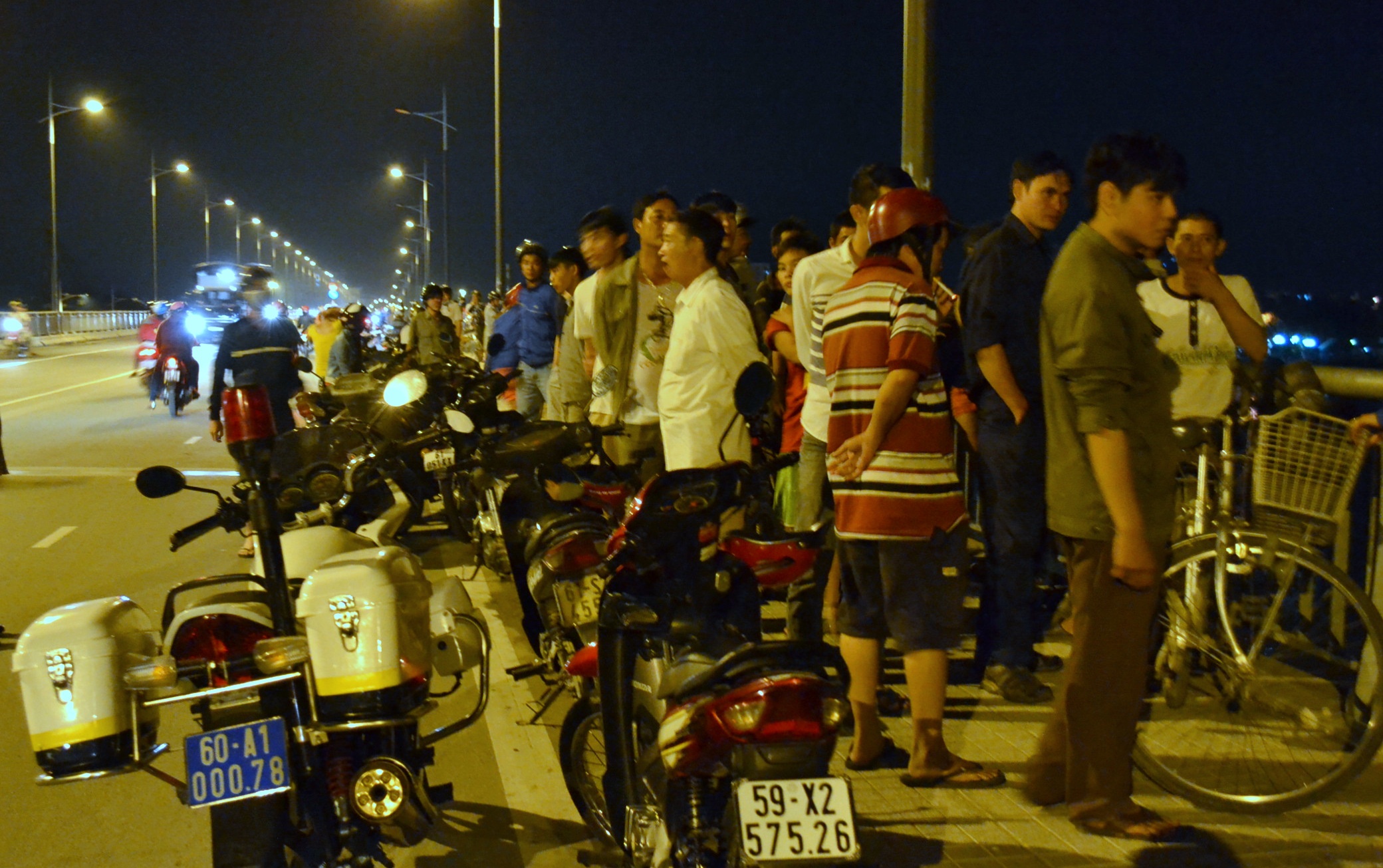 Nam sinh 17 tuoi nhay cau truoc mat ban gai hinh anh