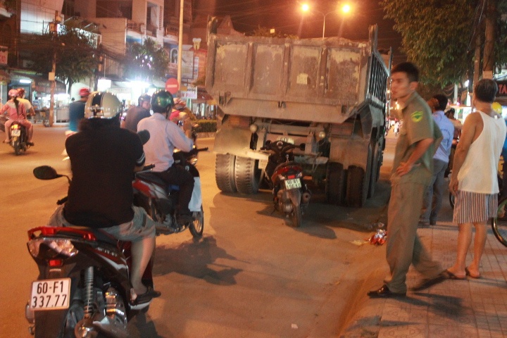 Tong vao xe tai dang dung, 1 nguoi bi thuong nang hinh anh