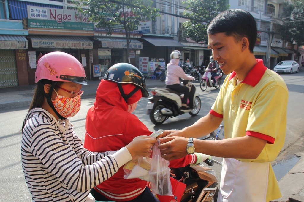 Chang trai ban banh mi Tho Nhi Ky kiem 1 trieu/ngay hinh anh