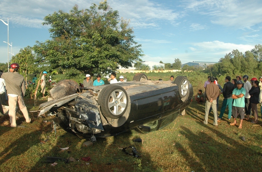 Xe hop tong chet 2 dan phong duoc muon cua CSGT hinh anh