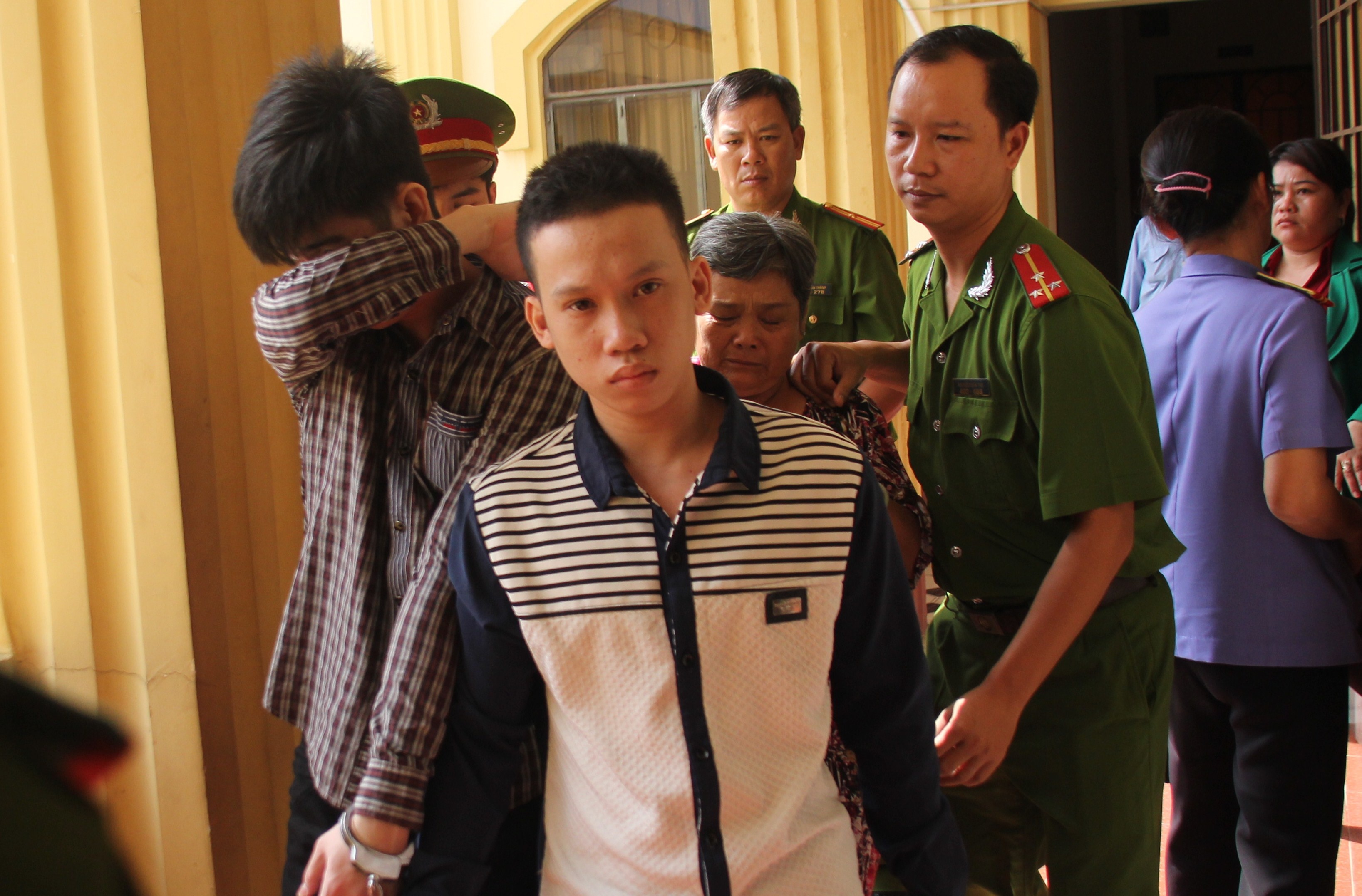 'Quan he' nhieu lan voi be gai 13 tuoi, 2 thanh nien vao tu hinh anh