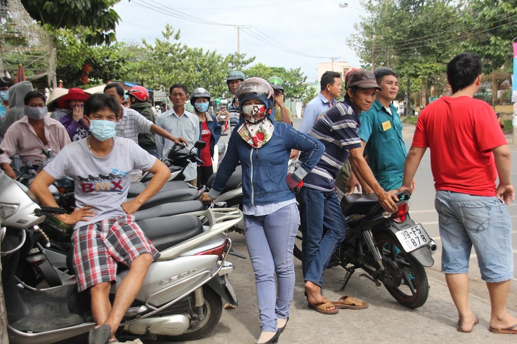 Đông đảo người dân hiếu kỳ theo dõi.