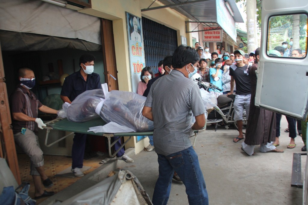 Xac chet treo co boc mui trong can phong bi khoa ngoai hinh anh