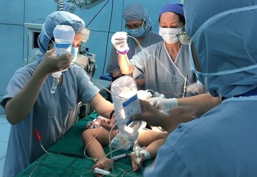 Nghi an giet vo, con 1 tuoi roi uong thuoc doc tu tu hinh anh