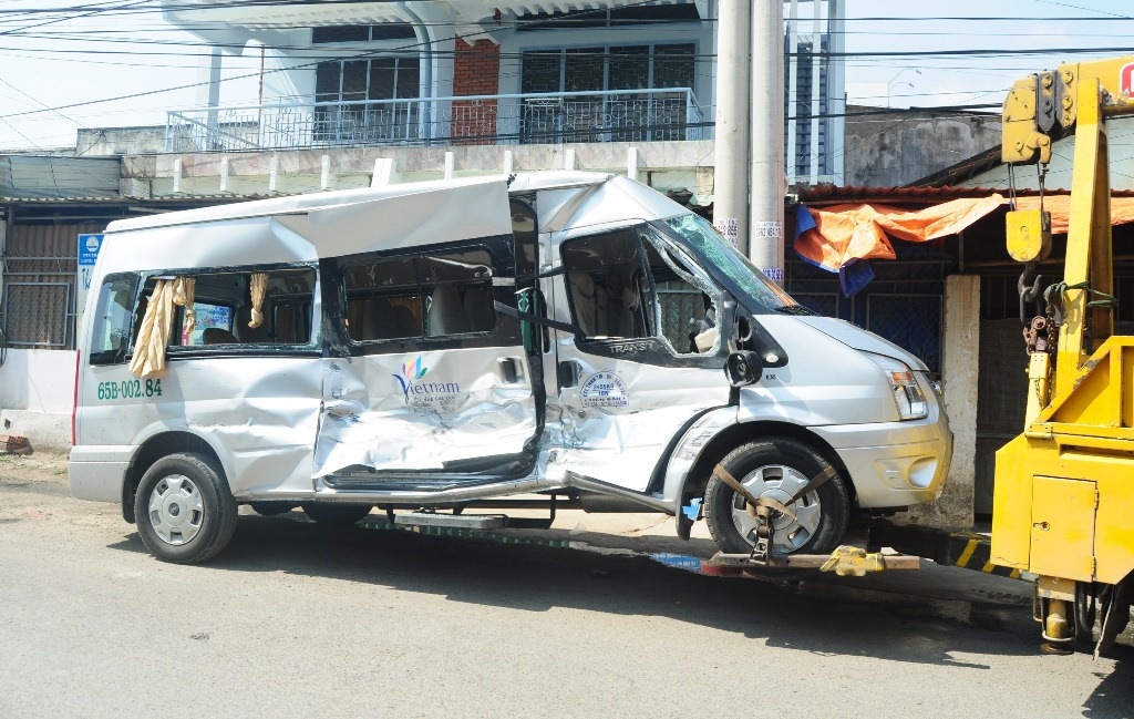 Ne nguoi di duong, xe du lich bi xe bon tong bep hinh anh