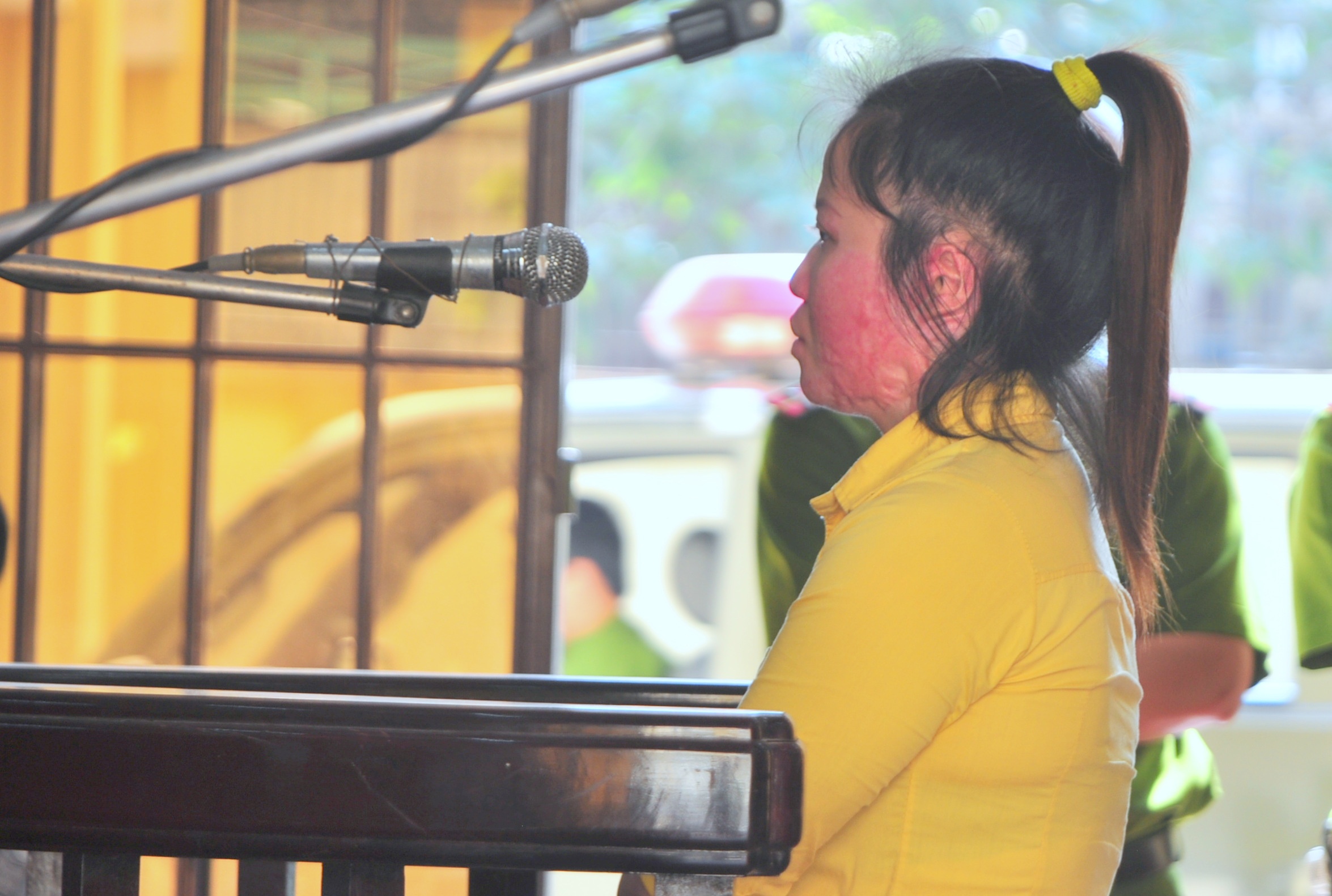 Bà mẹ trẻ 9x Trần Thị Diễm Hương tại tòa án.