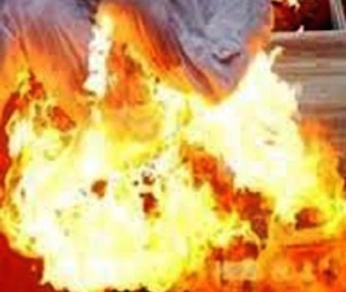 Ba me 9X tam xang tu thieu cung con vi chong khong nghe may hinh anh