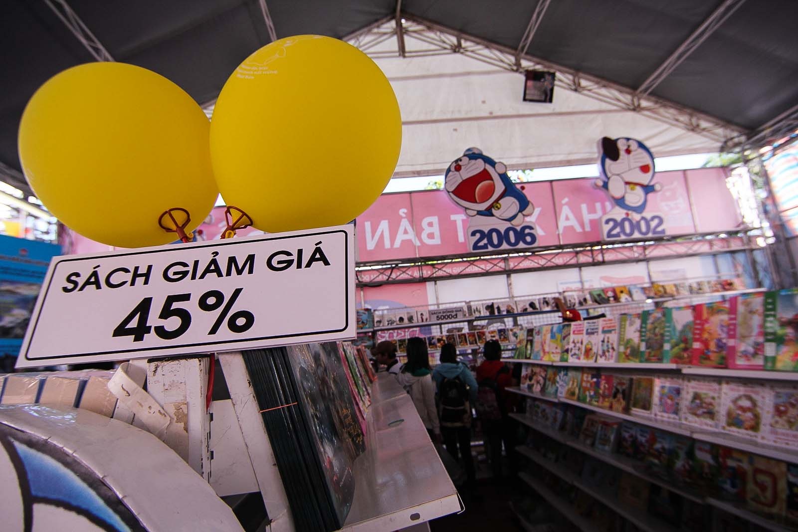 Sách bày bán tại ngày hội sẽ được giảm 10-40% tùy theo loại. 