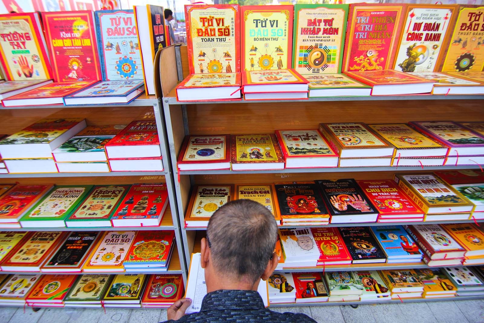   Hội sách thu hút người già.