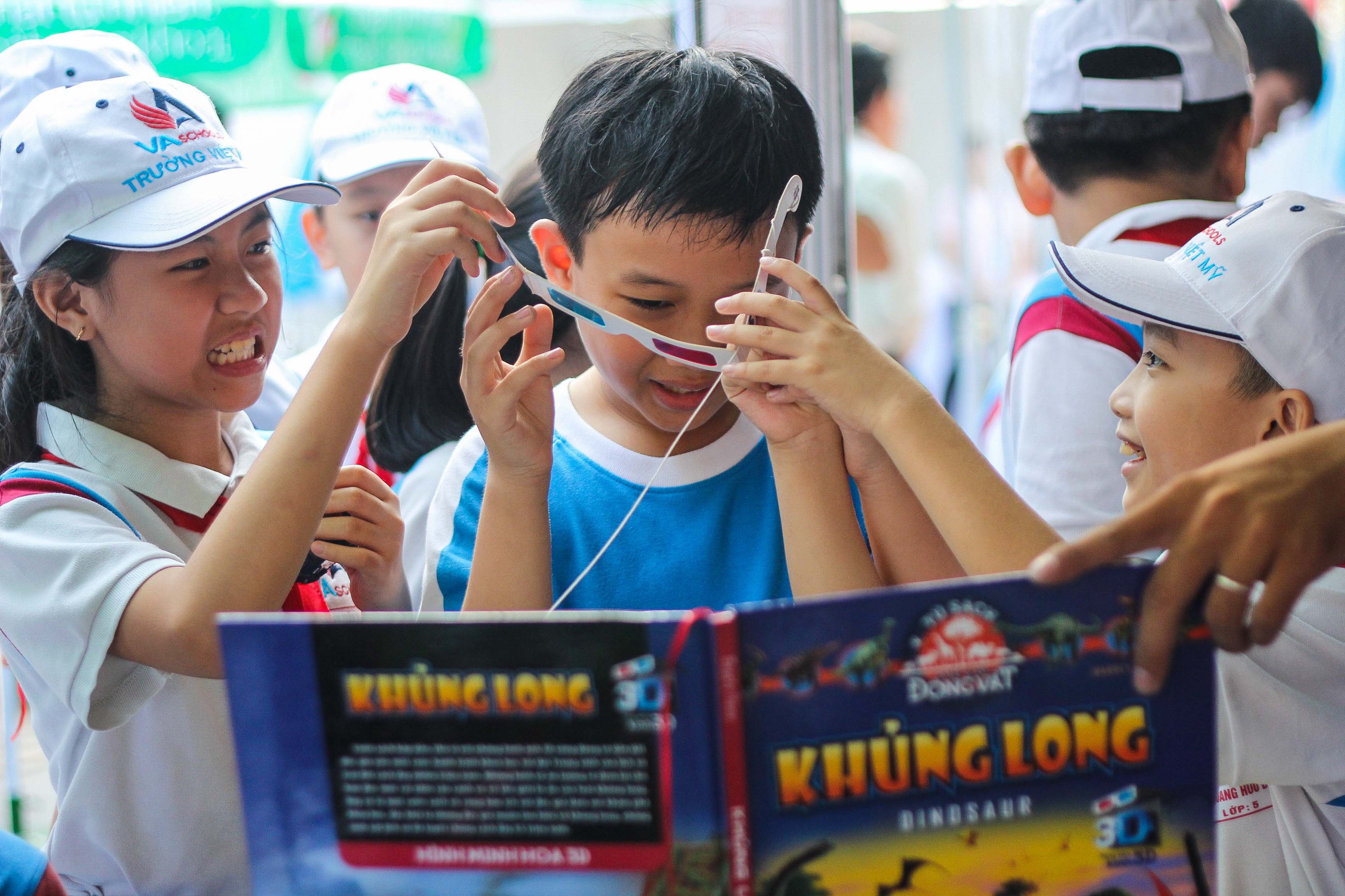 Hoc sinh xep hang cho doc sach 3D hinh anh