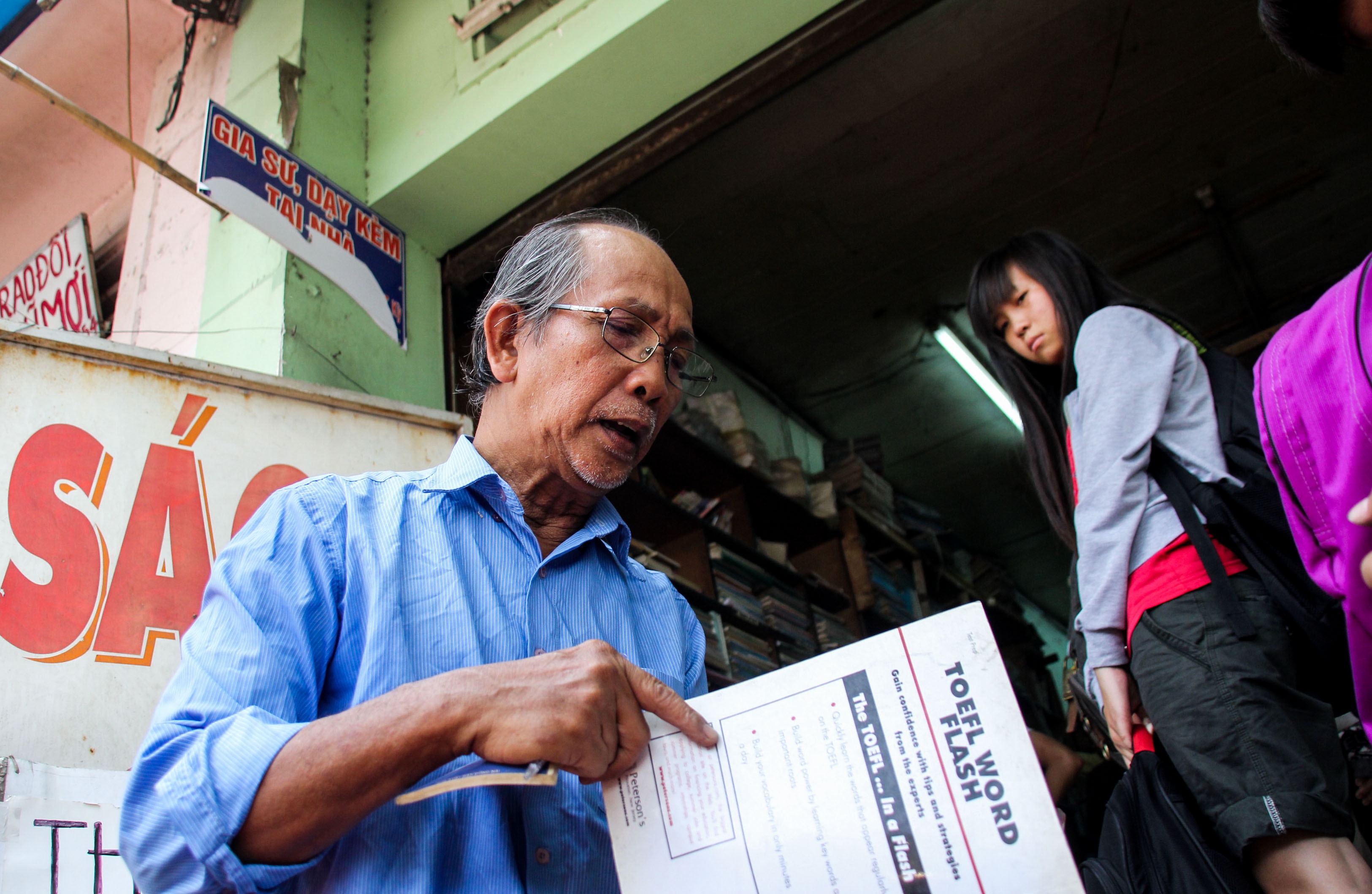 Noi niem ong chu nha sach cu 30 nam truoc ngay dong cua hinh anh