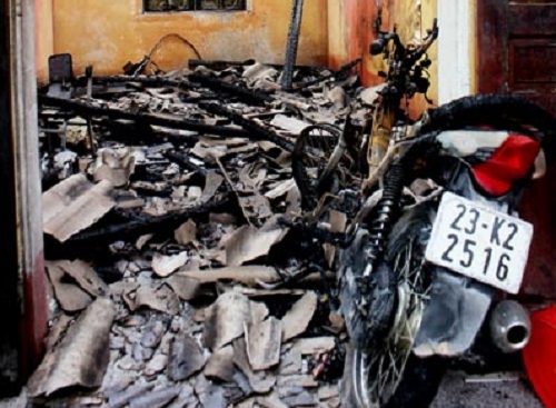 Bao gay mat dien, dot nen thap sang lam chay truong hinh anh