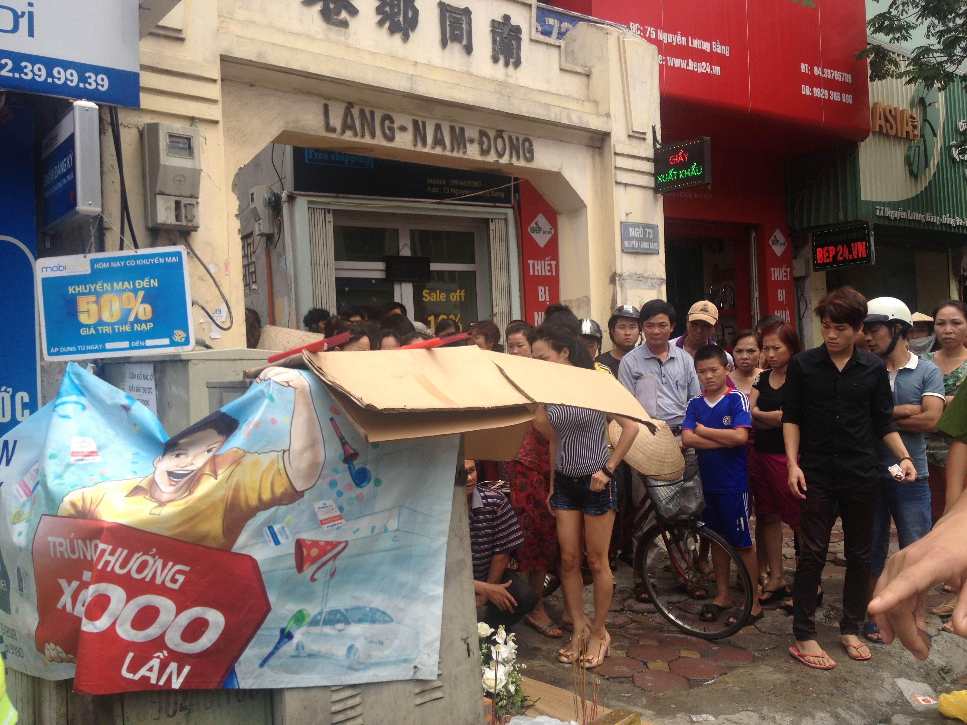 Be so sinh tai noi do rac o Ha Noi hinh anh