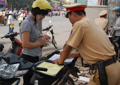 Co quy trinh de cam CSGT “vay xe, xem giay to” roi cho di hinh anh