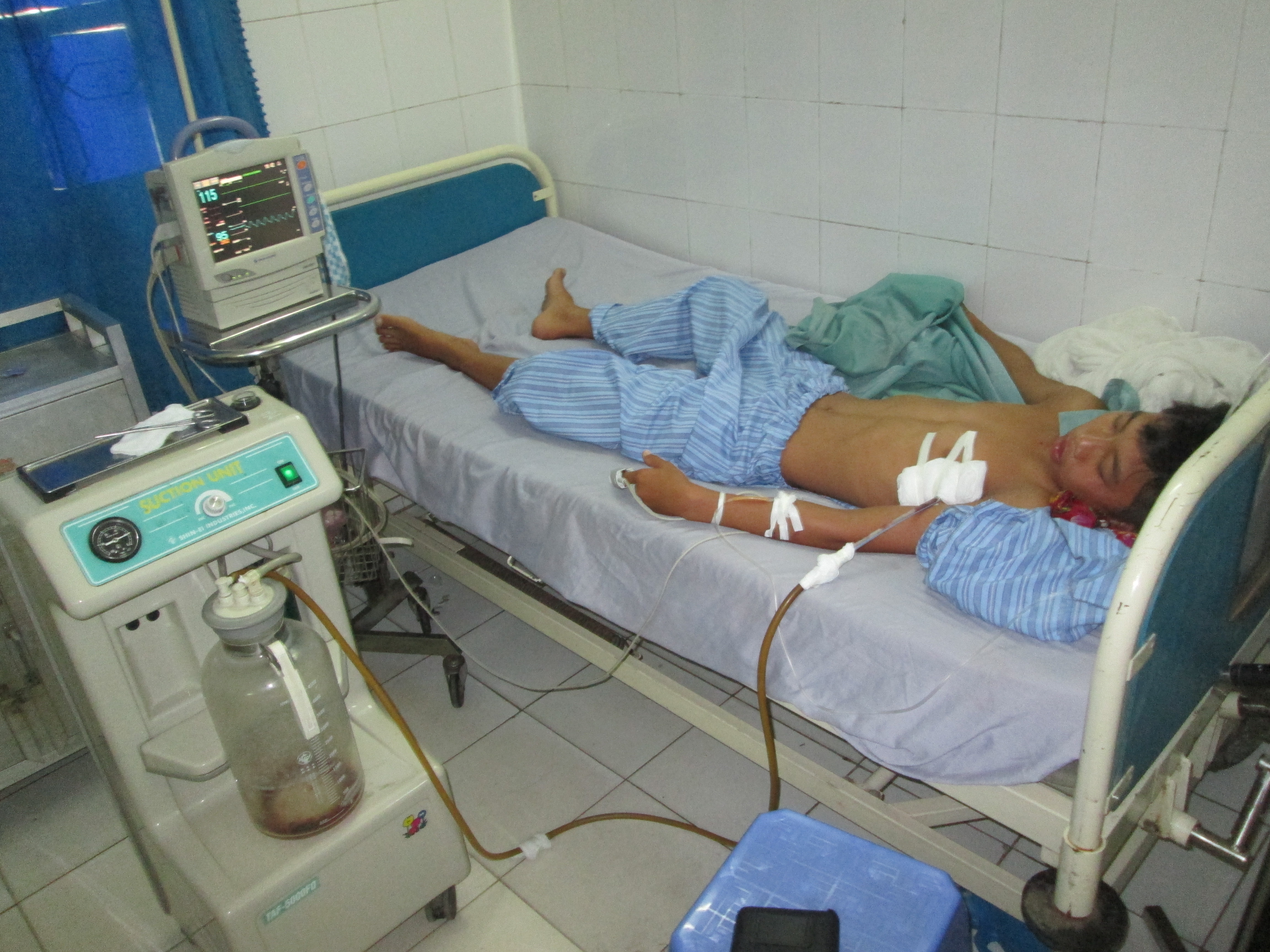 Chay toi cuu me, nam sinh bi danh bat tinh hinh anh