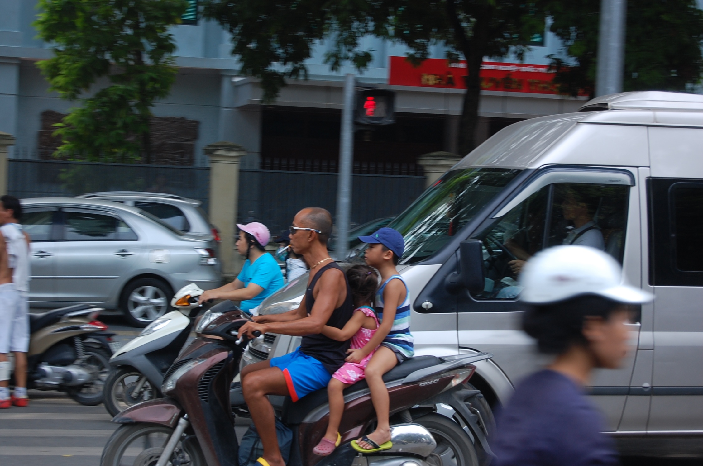 CSGT Ha Noi manh tay voi thanh nien dau troc, coi tran hinh anh