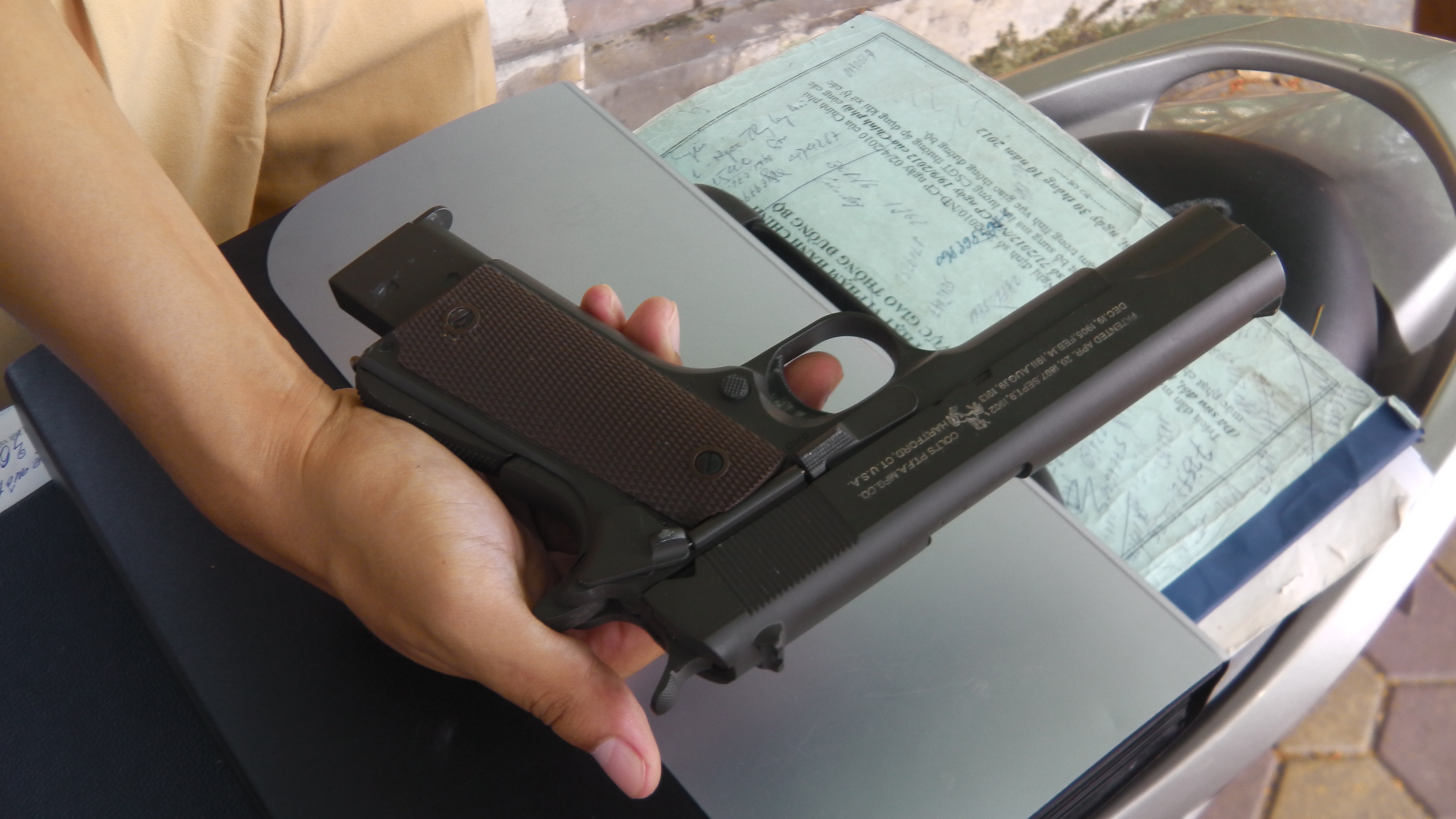 Dau bep mang theo sung ban bi sat dao pho hinh anh