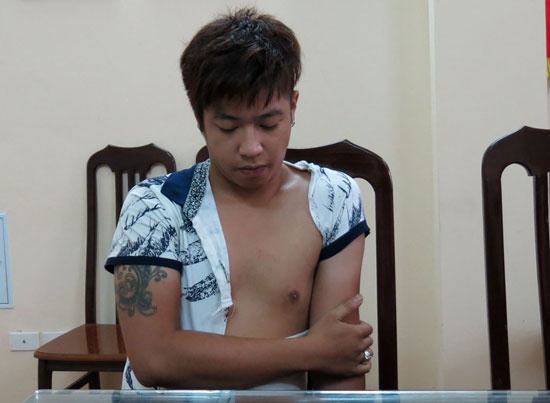 Nam thanh nien 'tung chuong' vao CSGT hinh anh