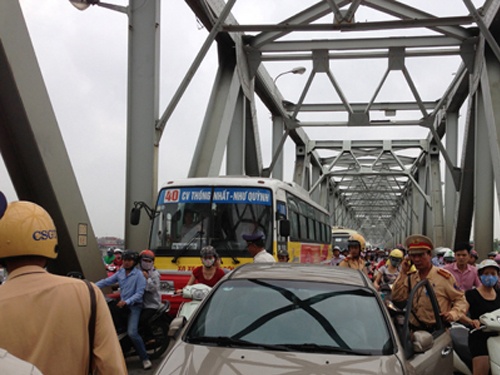 Ba bau nga bat tinh, CSGT chan cau Chuong Duong ung cuu hinh anh