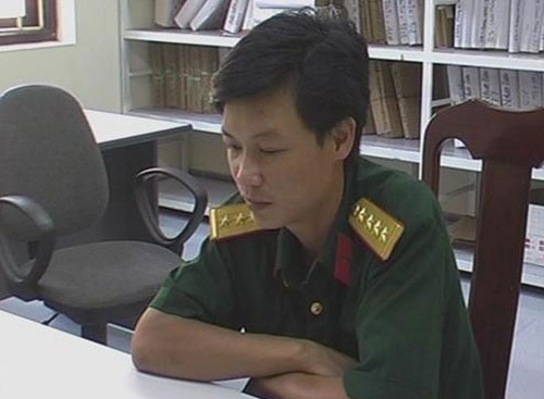Ga trai gia Dai uy quan doi di lua dao hinh anh