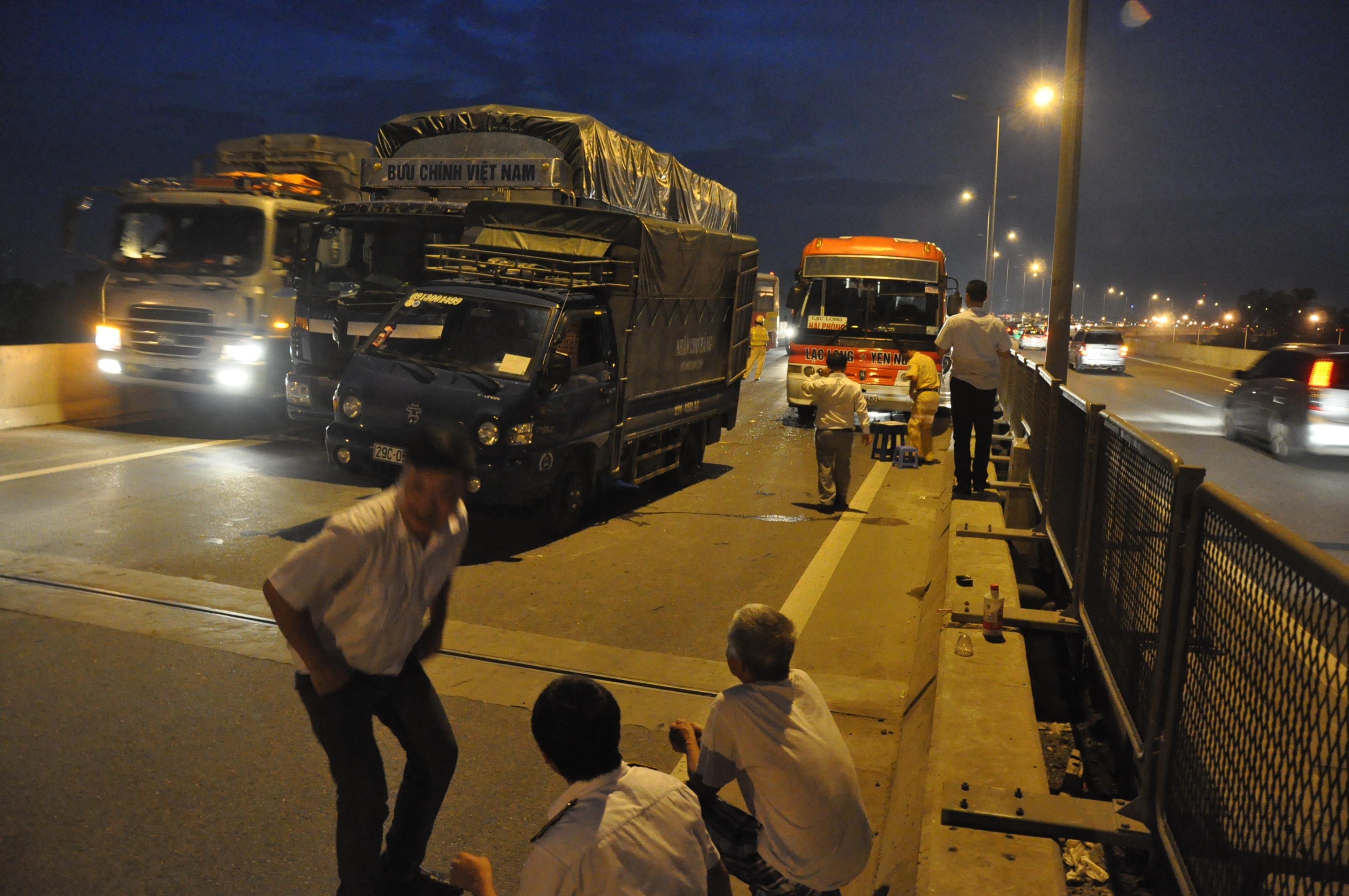 Duong tren cao tac nghen vi tai nan day chuyen hinh anh