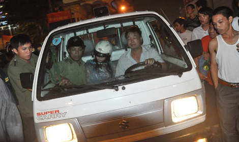 Hang chuc canh sat cuu co gai tu tu trong dem mua hinh anh