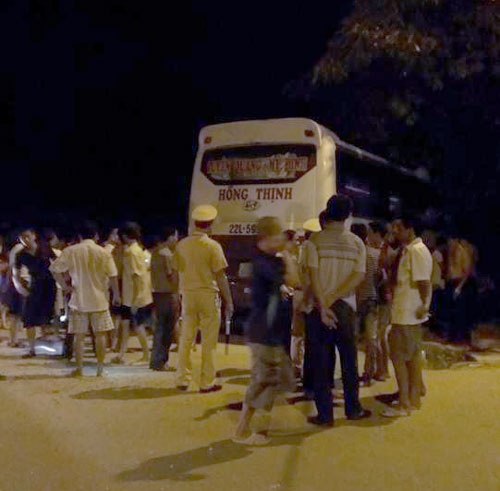 Xe khach lao vao dam dong xem tai nan, 2 nguoi chet hinh anh