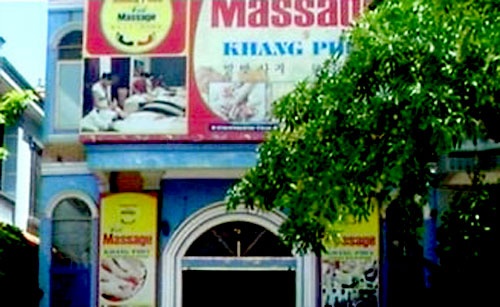 Nhan vien quan massage cam kiem danh nhau hinh anh