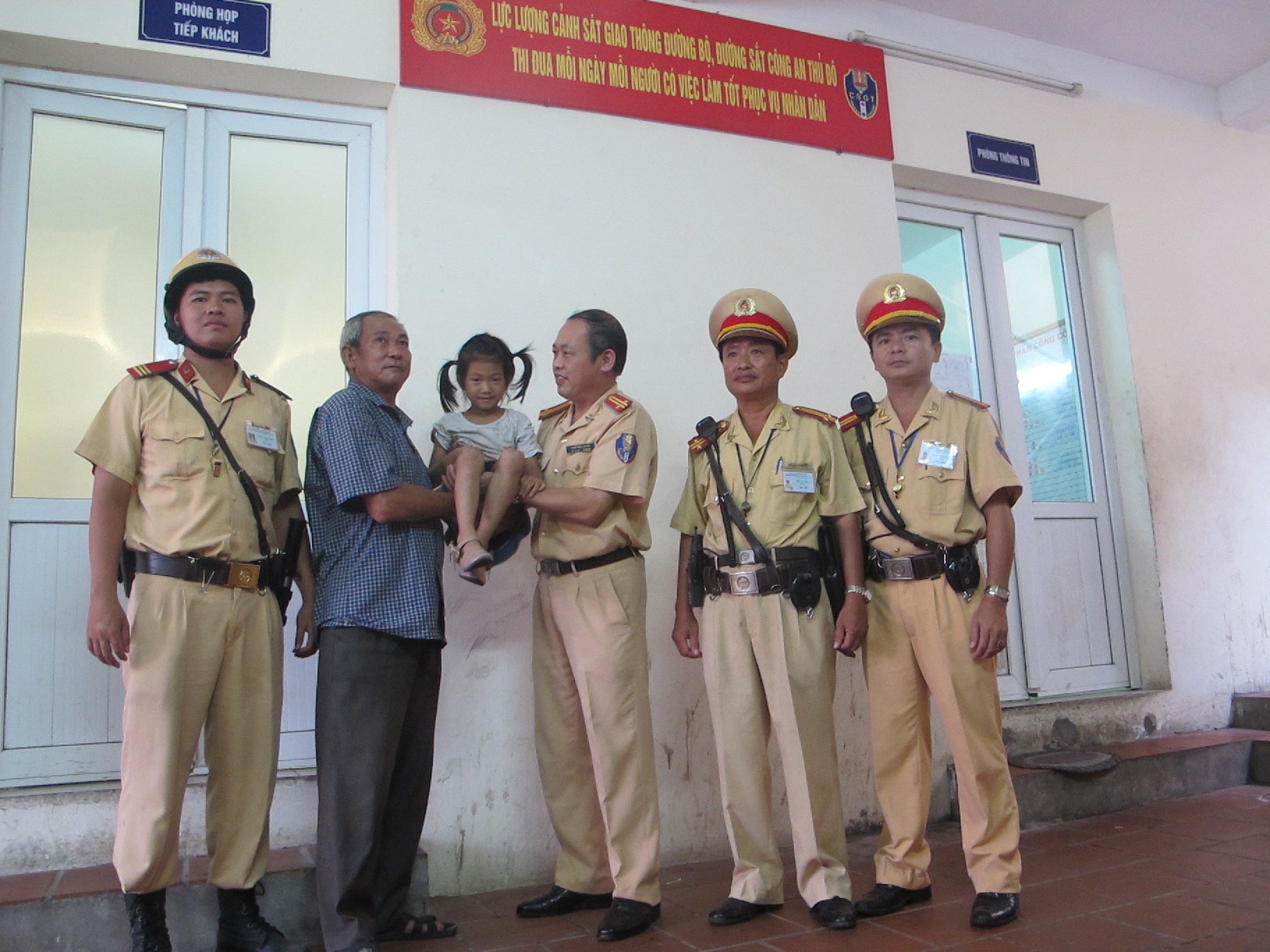 Chau be bi lac ngay Quoc khanh vui mung gap bo me hinh anh