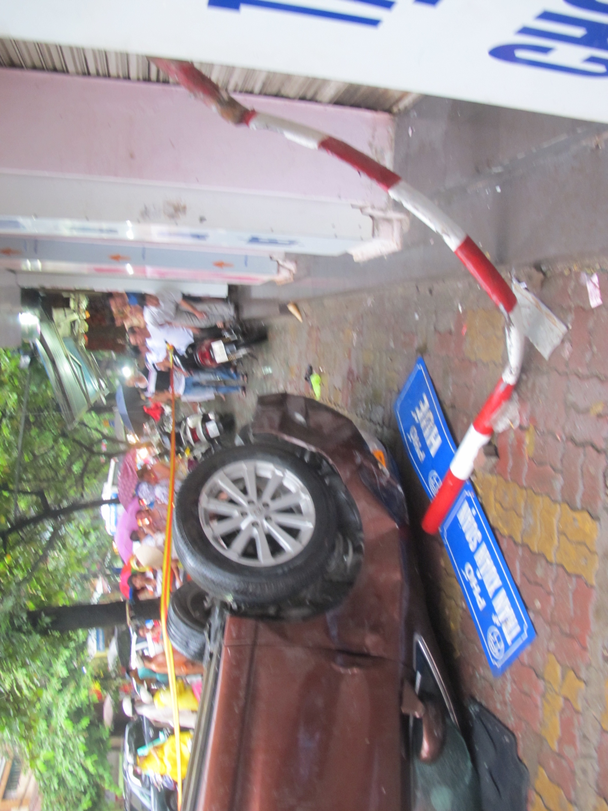 Xe o to dien dam nguoi bay len noc trong gio tan tam hinh anh