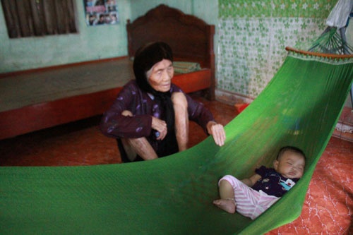 Nguoi nha vu 'quan tai dieu pho' trai long truoc gio xu hinh anh